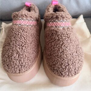 UGG Brown Faux-Sherpa Slip-On Slippers with Pink Trim